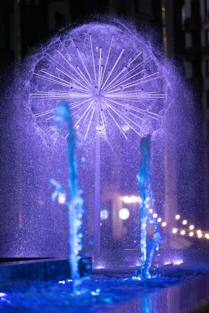 Wunderschöner heller Kugelbrunnen mit blauer Beleuchtung am Abend