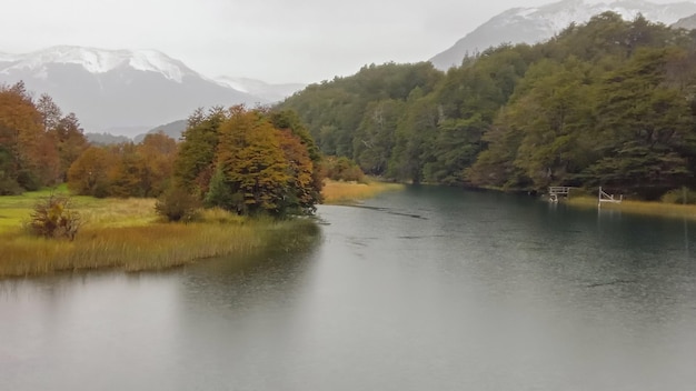 Wunderschöner kristallklarer Fluss im argentinischen Patagonien im Herbst