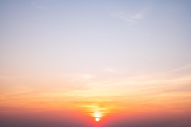 Wunderschöner, luxuriöser, weicher Farbverlauf mit orange-goldenen Wolken und Sonnenlicht am blauen Himmel, perfekt für den Hintergrund eines hochauflösenden Landschaftsfotos in der Abenddämmerung