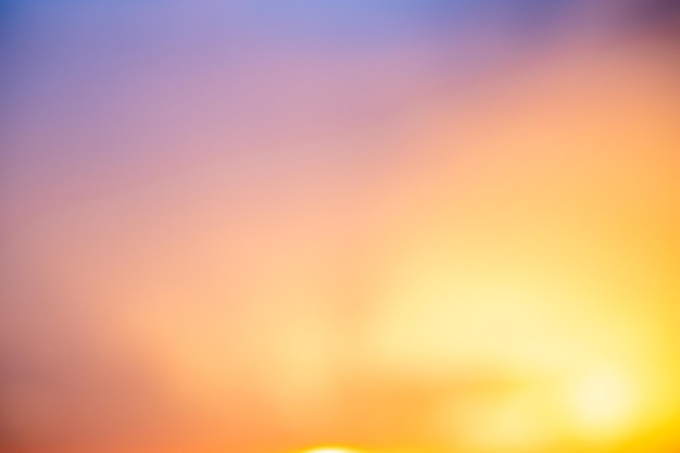 Wunderschöner, luxuriöser, weicher Farbverlauf mit orange-goldenen Wolken und Sonnenlicht am blauen Himmel, perfekt für den Hintergrund eines hochauflösenden Landschaftsfotos in der Abenddämmerung
