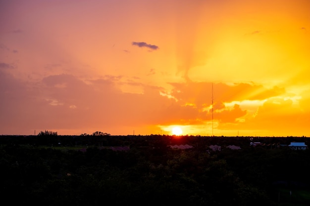 Wunderschöner, luxuriöser, weicher Farbverlauf mit orange-goldenen Wolken und Sonnenlicht am blauen Himmel, perfekt für den Hintergrund eines hochauflösenden Landschaftsfotos in der Abenddämmerung