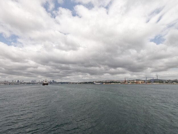 Wunderschöner Meerblick von einem Schiff aus