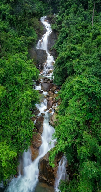 Wunderschöner Naturlandschafts-Krating-Wasserfall und kleiner Fotograf in der Regenzeit und erfrischender grüner Wald im Nationalpark der Provinz Khoa Khitchakut Chanthaburi Thailand