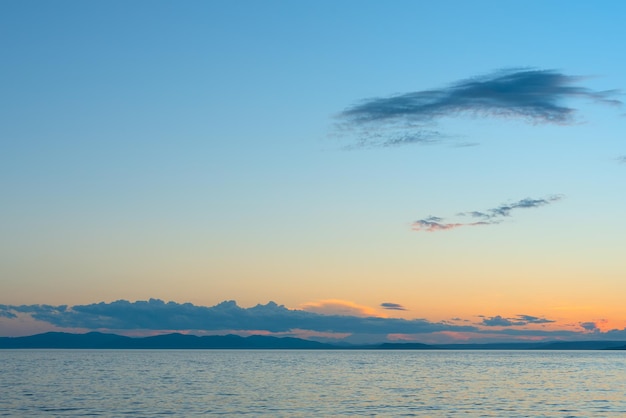 Wunderschöner orangefarbener Sonnenuntergang über dem Meer mit weichem, selektivem Fokus Schönheit des Naturkonzepts