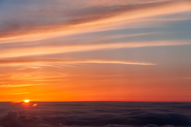 Wunderschöner orangefarbener Sonnenuntergang vom Flugzeug aus gesehen erstaunlich?