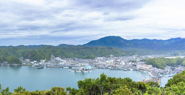 Wunderschöner Panoramablick auf den Pazifischen Ozean und den Hafen von Katsuura, Wakayama, Japan