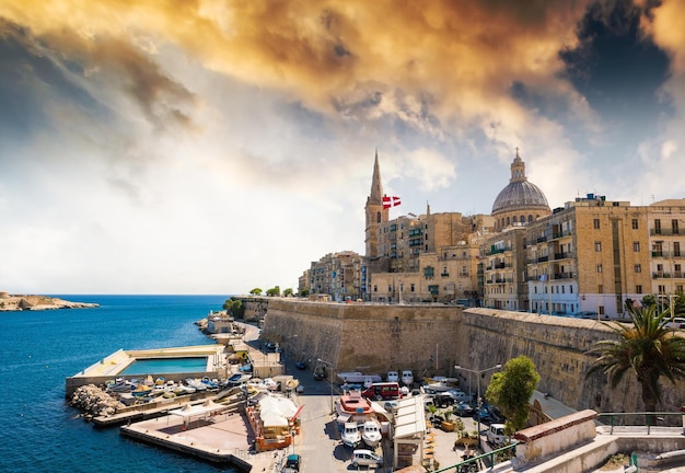 Wunderschöner Panoramablick auf Valletta auf Malta bei Sonnenuntergang