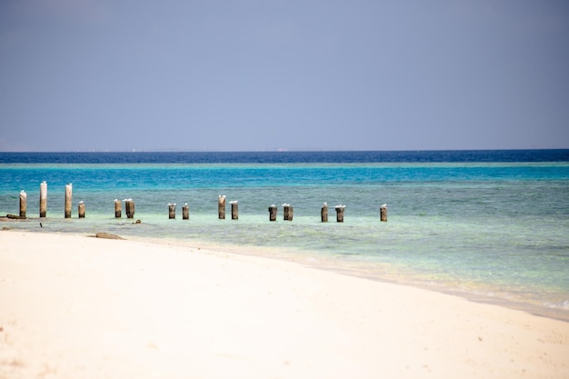 Wunderschöner Paradiesstrand mit weißem Sand und türkisfarbenem Wasser auf der Insel Gulhi, Malediven