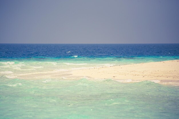 Wunderschöner Paradiesstrand mit weißem Sand und türkisfarbenem Wasser auf der Insel Gulhi, Malediven