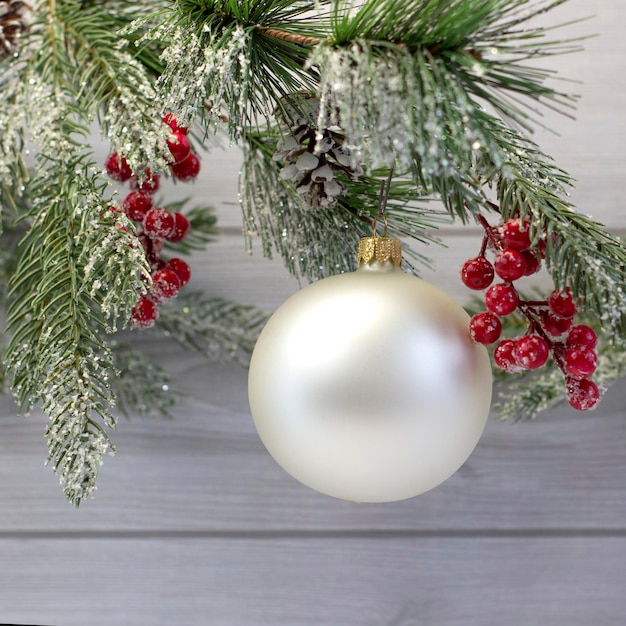 Wunderschöner Perlen-Weihnachtsball mit Mustern auf einem gemütlichen, leicht gestrickten Hintergrund aus nächster Nähe