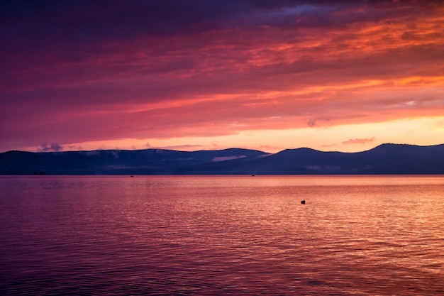 Wunderschöner purpurroter Sonnenuntergang am See