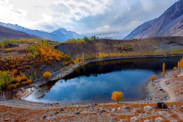 wunderschöner See mit Herbstbäumen Der Phander Lake liegt im Dorf Phander in KohiGhizer