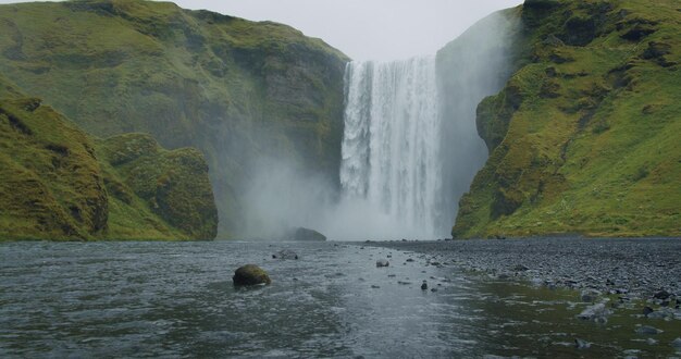 Wunderschöner Skogafoss-Wasserfall mit Flussreflexion in Island