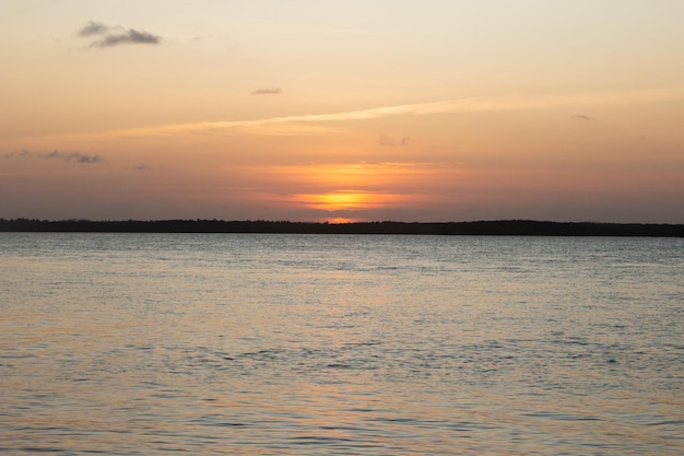 Wunderschöner Sonnenuntergang am Fluss