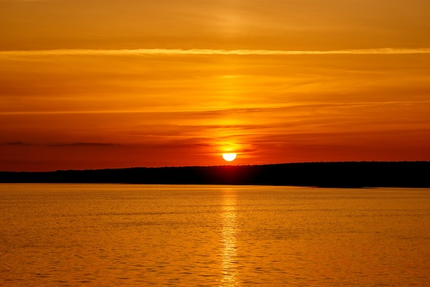 Wunderschöner Sonnenuntergang am Fluss