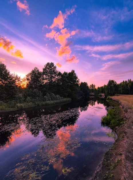 Wunderschöner Sonnenuntergang am Fluss