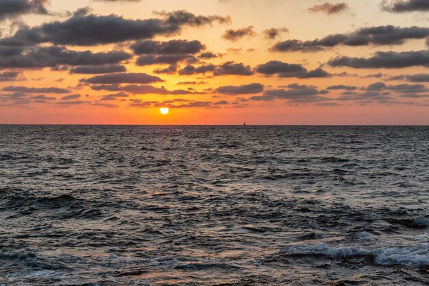 Wunderschöner Sonnenuntergang am Meer im Sommer