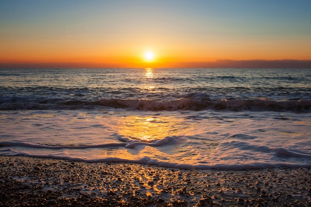 Wunderschöner Sonnenuntergang am Meer