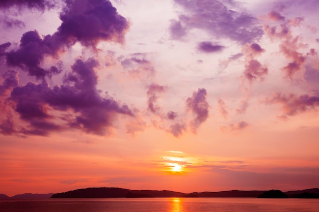 Wunderschöner Sonnenuntergang am Meer