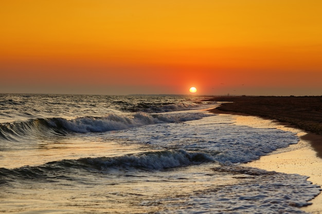 Wunderschöner Sonnenuntergang am Meer.