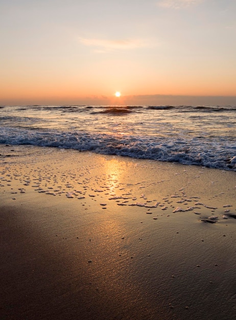 Wunderschöner Sonnenuntergang am Sandstrand der Ostsee in Lietva Klaipeda