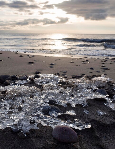 Wunderschöner Sonnenuntergang am Sandstrand der Ostsee in Lietva Klaipeda