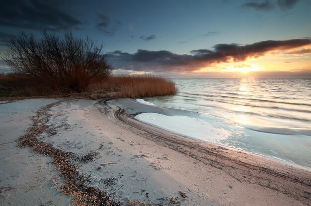 Foto wunderschöner sonnenuntergang am strand von ijsselmeer