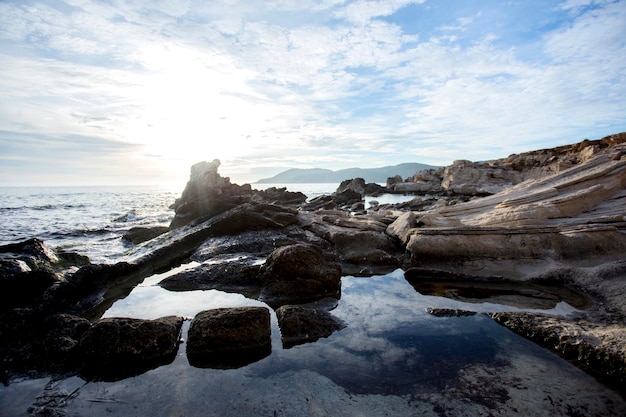 Wunderschöner Sonnenuntergang am Strand von Ses Salines auf Ibiza, Spanien