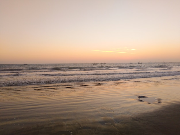 Wunderschöner Sonnenuntergang am Strand