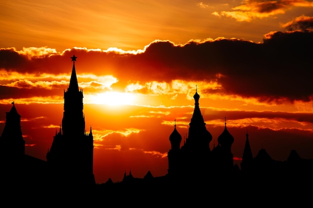 Wunderschöner Sonnenuntergang auf dem Roten Platz im historischen Zentrum Moskaus und der Kreml-Turm-Silhouette