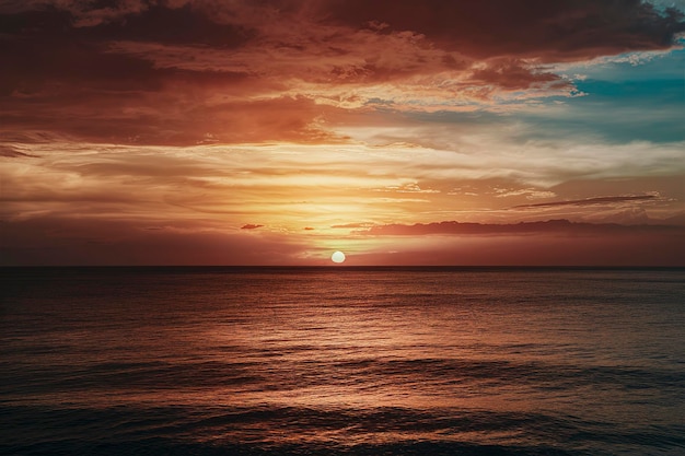 Wunderschöner Sonnenuntergang das Meer auf dem Himmel Hintergrund