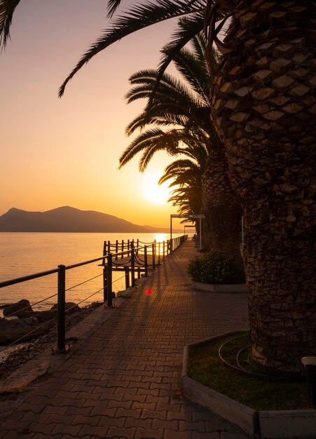 Wunderschöner Sonnenuntergang im griechischen Kurort mit den heißen Quellen von LoutraEdipsou in Griechenland