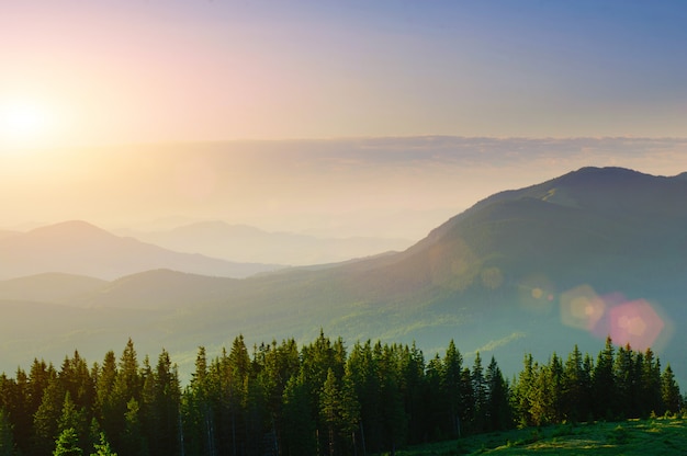 Wunderschöner Sonnenuntergang in den Karpaten