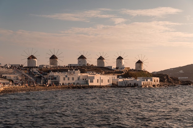 Wunderschöner Sonnenuntergang in den Windmühlen von Mykonos, Klein-Venedig, Chora, Griechenland
