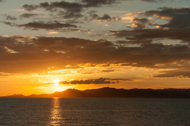 Wunderschöner Sonnenuntergang über dem Meer