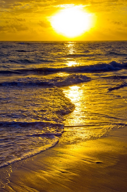 Foto wunderschöner sonnenuntergang über dem meer