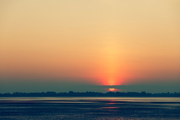 Foto wunderschöner sonnenuntergang über dem see. vintage-look