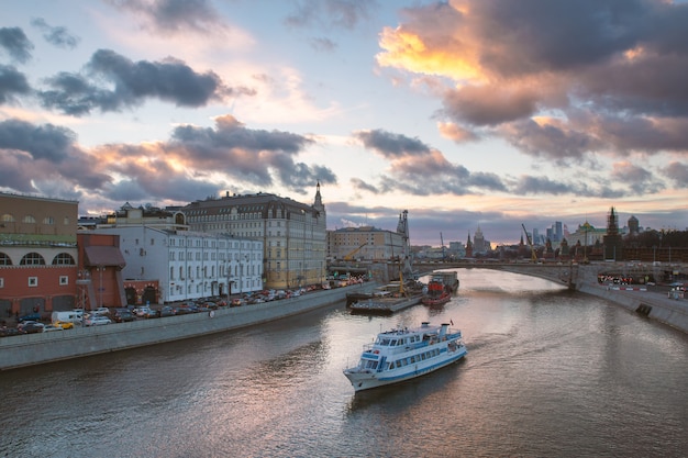 Wunderschöner Sonnenuntergang über der Moskwa und eine touristische Bootsfahrt