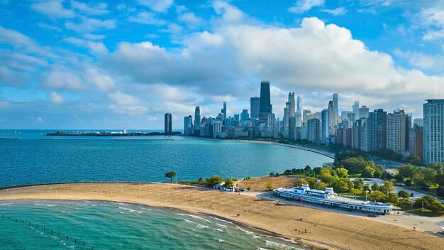 Wunderschöner sonniger Sommertag mit blauem Himmel über der Küste von Chicago und der Tourismusstadt Lake Michigan