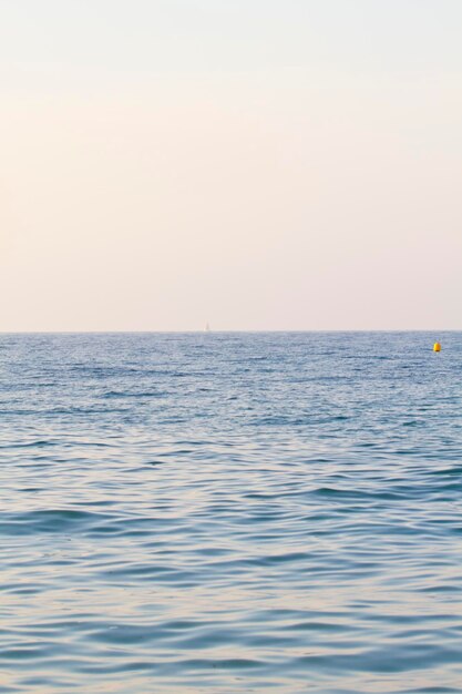 Wunderschöner spanischer Strand im Sommer