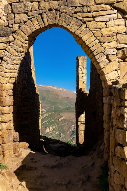 Wunderschöner Steinbogen in den Ruinen des verlassenen alten Dorfes Gamsutl Dagestan