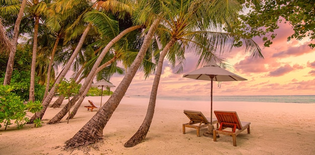 Wunderschöner Strand. Stühle am Sandstrand in der Nähe des Meeres. Sommerferien und Urlaubskonzept