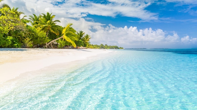 Wunderschöner Strand. Tropischer Strandhintergrund als Sommerlandschaft, weißer Sand und ruhiges Meeresstrandufer