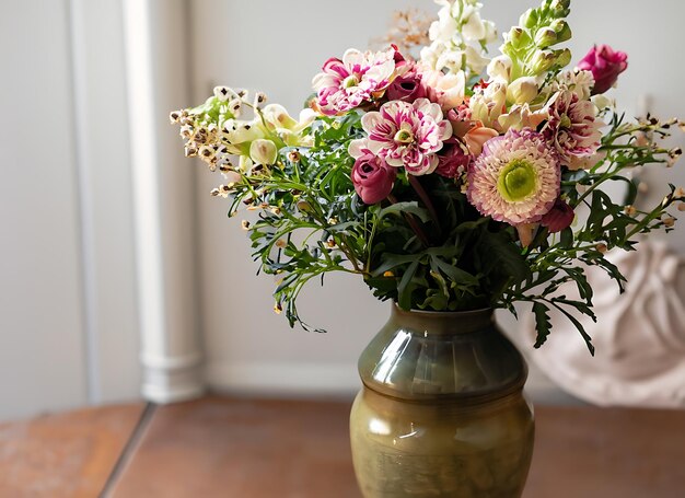 Wunderschöner Strauß frischer Blumen in einer Vintage-Vase, Landhausstil-Wohnkultur und Innenarchitektur