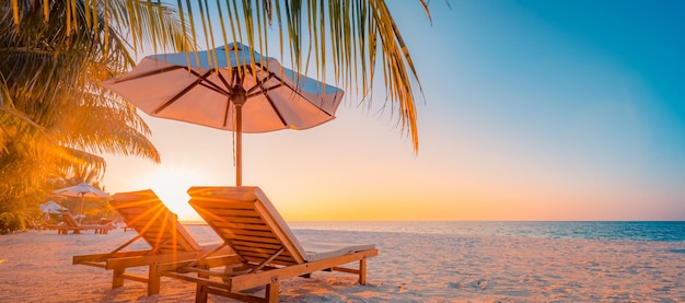 Wunderschöner tropischer Sonnenuntergang paar Stühle Liegestühle Regenschirm unter Palme Romantischer Urlaub