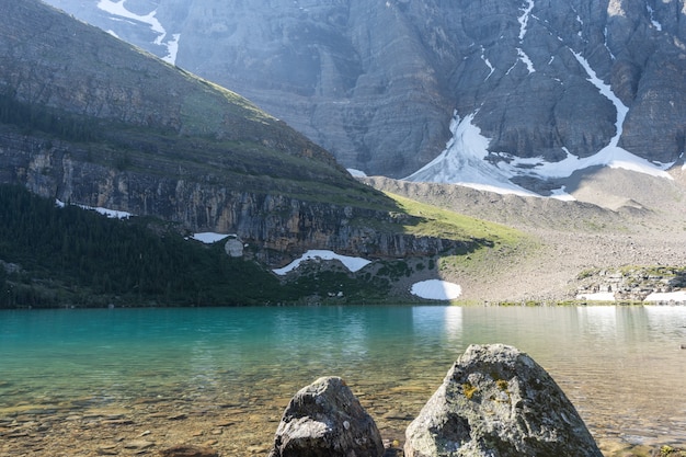 Wunderschöner türkisfarbener Alpensee, umgeben von Mountainsbanff-Nationalparkkanada