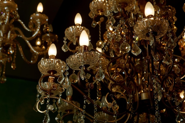 Wunderschöner Vintage-Kristallleuchter in einem Raum in goldenen Tönen