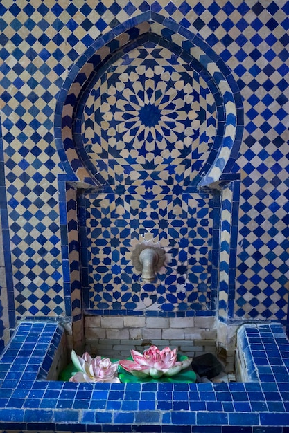 Wunderschöner Wasserbrunnen mit marokkanischen Fliesen verziert