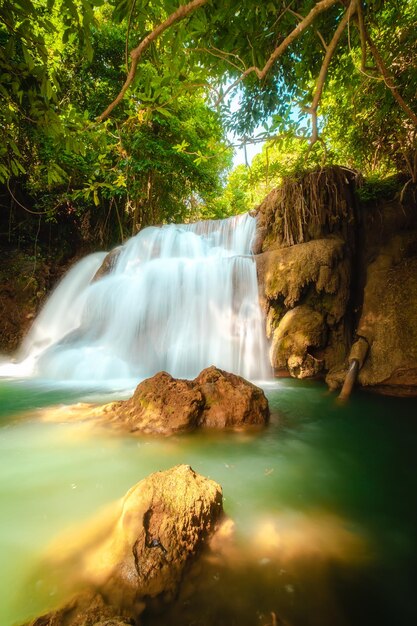 Wunderschöner Wasserfall im tiefen Wald im Nationalpark Srinakarin Dam