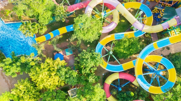 Wunderschöner Wasserpark mit bunten Wasserrutschen